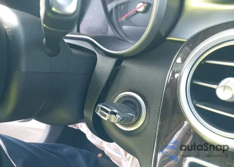 2015 Mercedes-Benz C-Class C 300 z USA, uszkodzony, nr VIN 55SWF4JB9FU094811